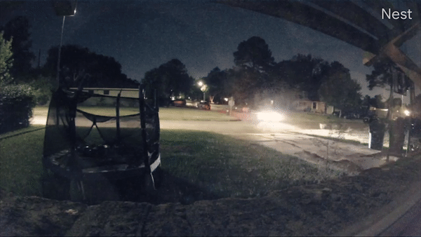 Chay xe toc do cao lao thang vao thung rac nha nguoi dan hinh anh