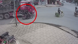 Hai phu nu di xe may suyt mat mang duoi gam xe ben hinh anh