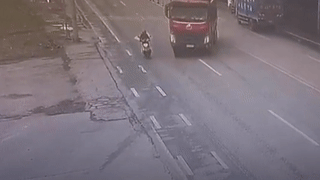 Bi xe tai tong trung roi keo le, tai xe xe may van song sot hinh anh