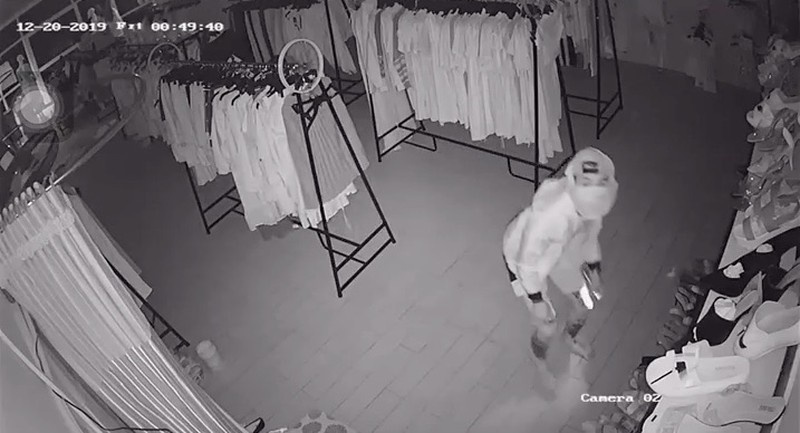 Duc tran nha vao trom tien roi lay luon 3 camera an ninh hinh anh