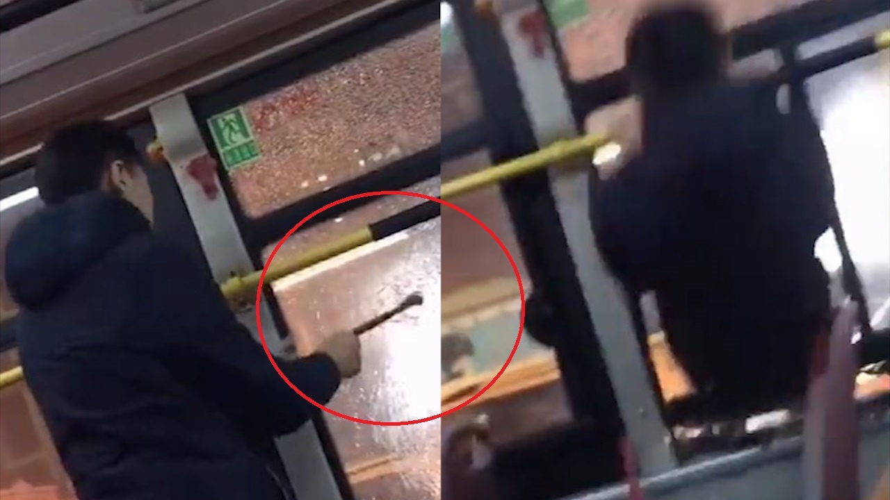 Khach dap vo cua kinh de nhay khoi xe buyt hinh anh