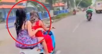 Hai co gai vua di xe may vua goi dau tren duong hinh anh