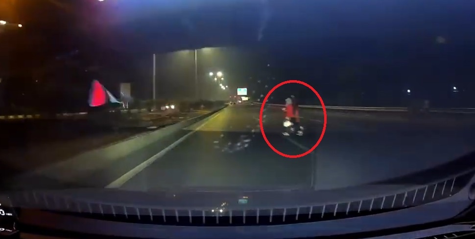 Hai nguoi di bo bang qua cao toc Ha Noi - Bac Giang suyt bi oto dam hinh anh