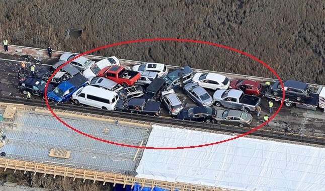 69 oto dam lien hoan tren cau vuot hinh anh