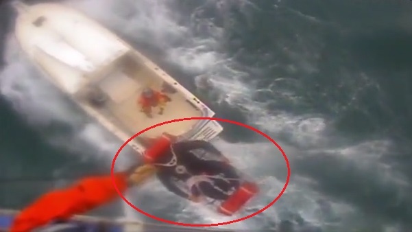 Truc thang tuan duyen My giai cuu nguoi bi ca map can tren bien hinh anh