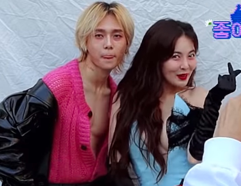 HyunA bat khoc ben ban trai khi quay lai san khau hinh anh