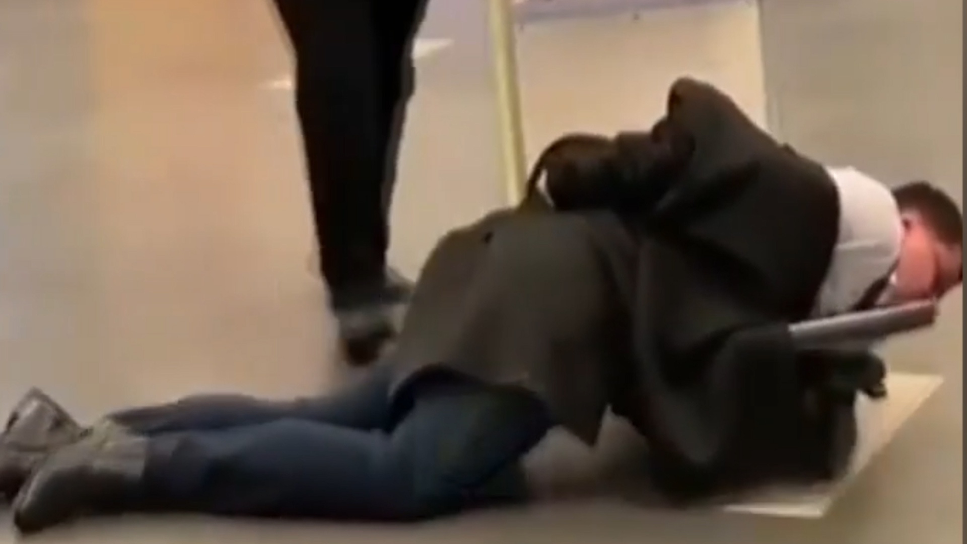 Canh sat dung xe day di chuyen nguoi dan ong say ruou o san bay Nga hinh anh