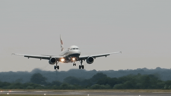 Tai sao khi cat canh va ha canh may bay la luc nguy hiem nhat? hinh anh