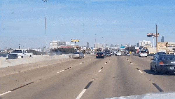 Oto rung banh xe khi va vao dai phan cach hinh anh