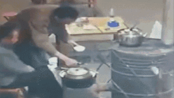 Nguoi dan ong Trung Quoc bi bong vi lay ruou do vao lo hinh anh