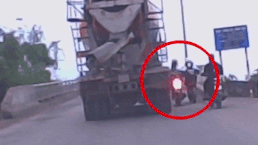 Nu sinh suyt bi cuon vao xe bon vi lai xe dan hang ngang hinh anh