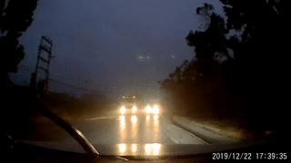 Xe tai lan lan vuot au ngay khuc cua suyt gay tai nan hinh anh