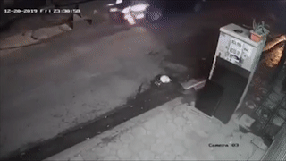 Tai xe oto thieu quan sat suyt dam vao cong nhan sua cong hinh anh