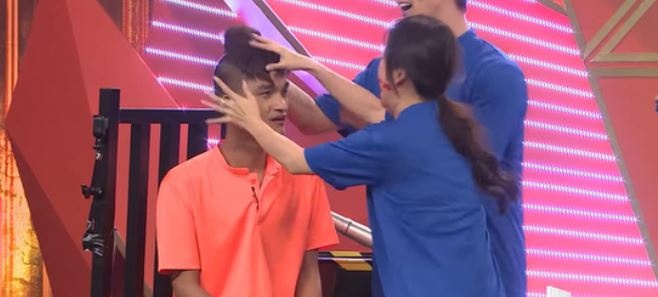 Mac Van Khoa roi toc gia o Ky tai thach dau hinh anh