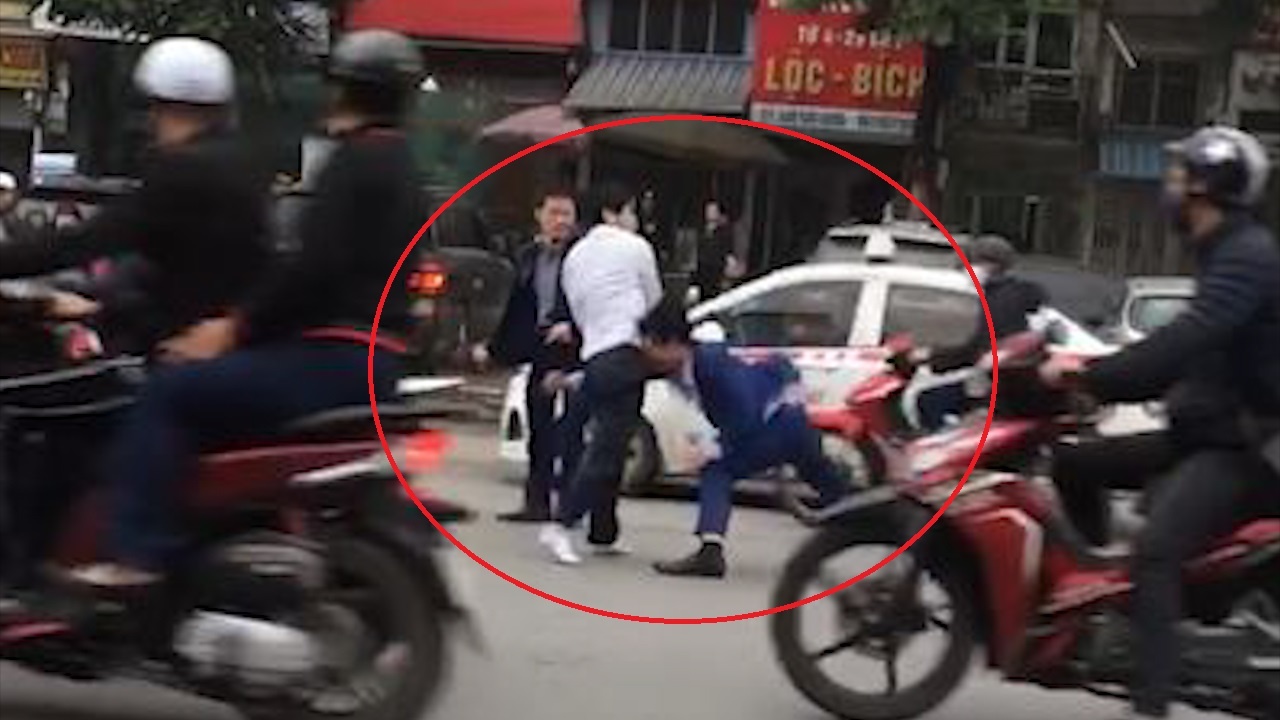 Tai xe danh nhau giua duong sau va cham nhe hinh anh