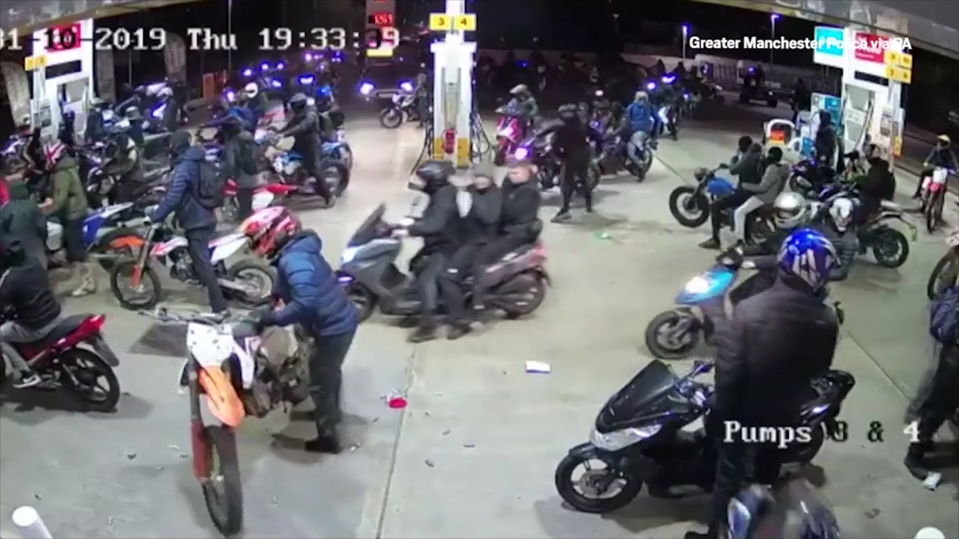 Nhom nguoi di xe may toi tram xang trom cuop hinh anh