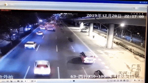 Lop xe tai vang ra duong de bep oto hinh anh