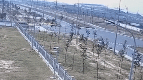 Xe khach phong nhanh tong lat ngua oto khi qua giao lo hinh anh