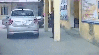 Oto dam 2 ba chau nguy kich vi tai xe dap nham chan ga hinh anh