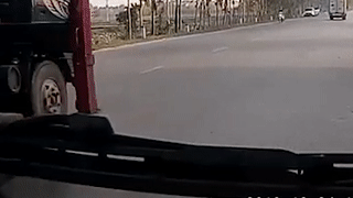 Chan xe cau tho ra ngoai quet nga nguoi di xe may hinh anh