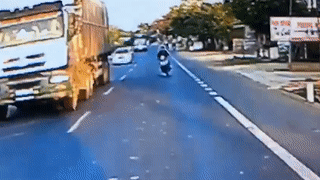 Lang lach vuot au, xe may suyt lao dau vao oto hinh anh