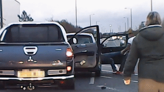 Tai xe oto hanh hung nguoi lai xe di truoc ngay giua duong hinh anh