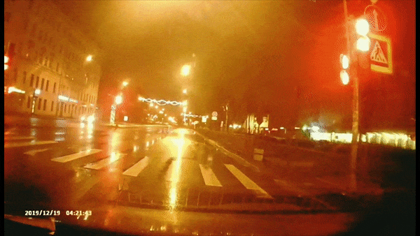 Oto lao voi toc do cao dam bay cot den giao thong hinh anh