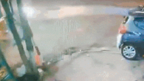 Xe may tong thang vao duoi oto vi thieu quan sat hinh anh