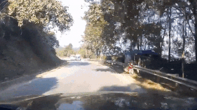 Xe khach lan lan vuot au khi xuong deo bat chap nguy hiem hinh anh