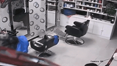 Oto mat lai tong thang vao tiem uon toc hinh anh