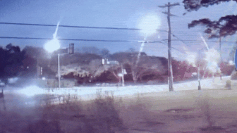 Oto chay toc do cao tong gay cot dien hinh anh