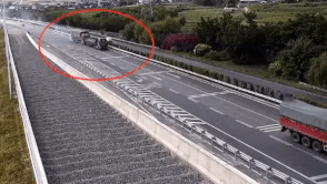 Tai xe xe tai chan dau cuu xe mat phanh tren cao toc hinh anh