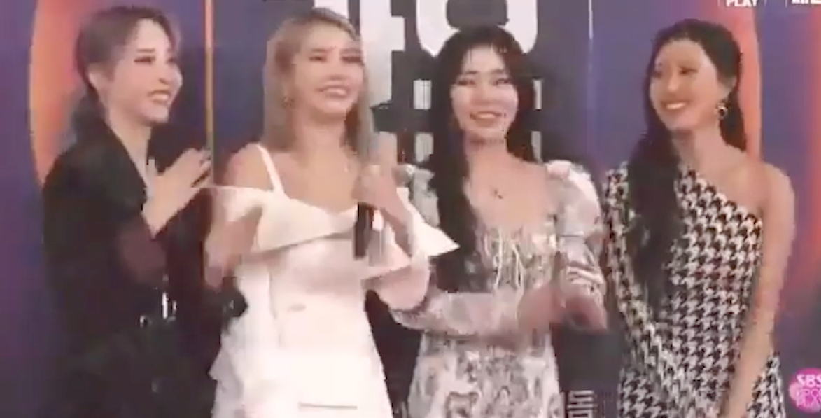 Thanh vien Mamamoo vap nga tren tham do hinh anh