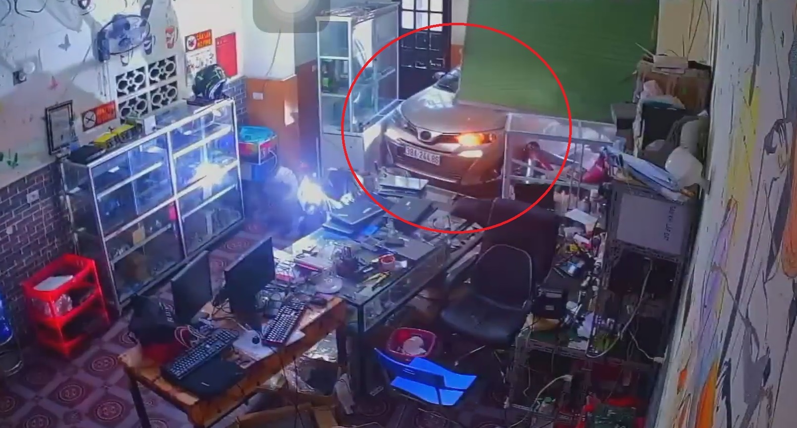 Dap nham chan ga, nu tai xe lai oto dam vao nha dan hinh anh