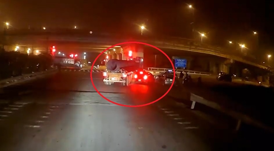 Oto con bi dam trung khi di vao diem mu container hinh anh