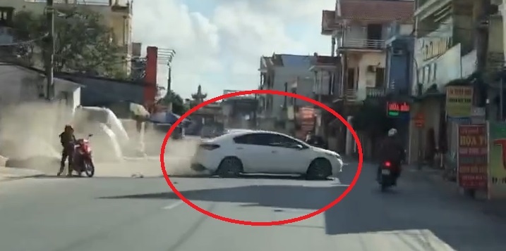 Hai xe con va vao nhau hat bay xe may hinh anh