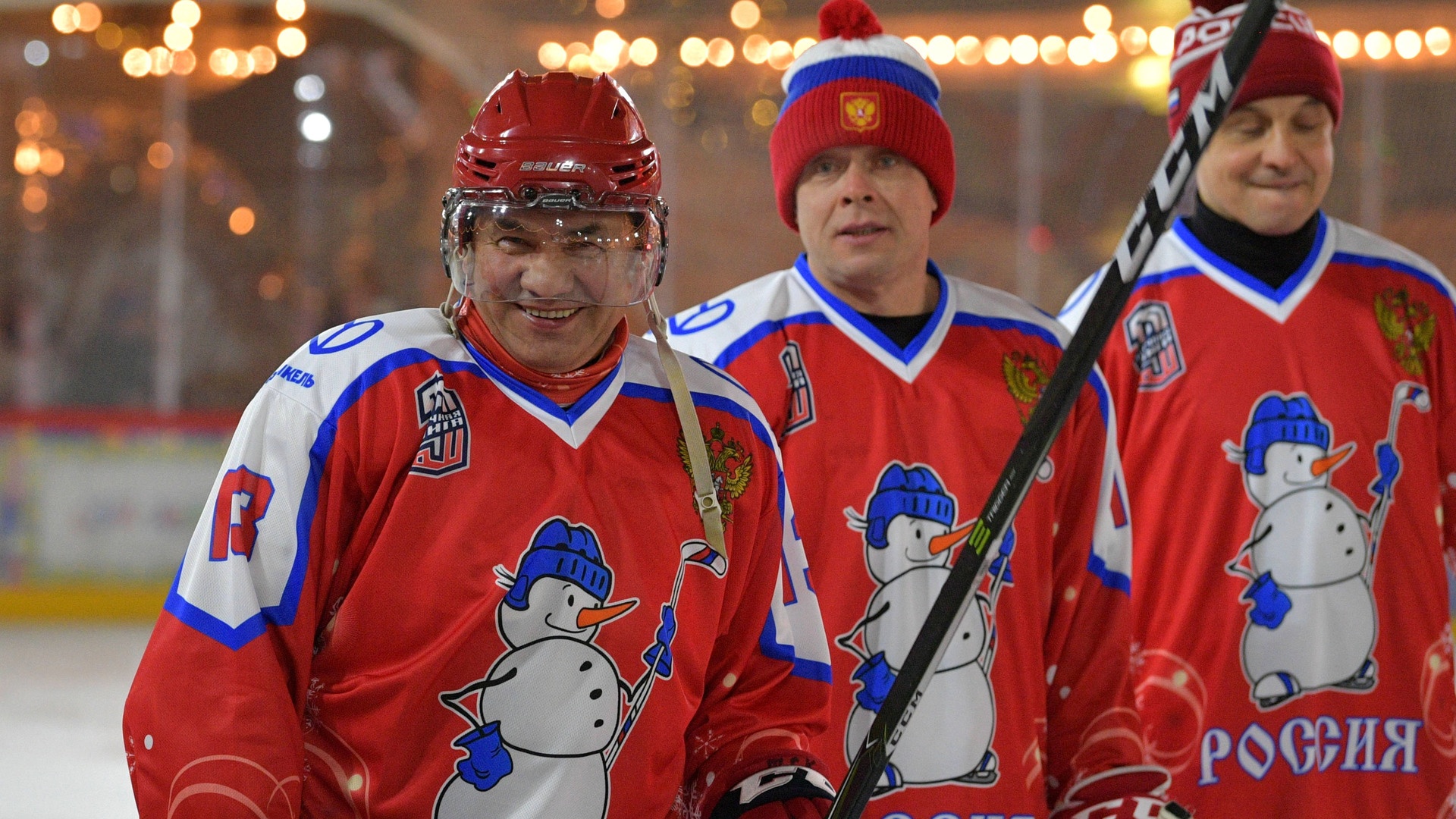 Tong thong Putin choi khuc con cau truoc dien Kremlin hinh anh