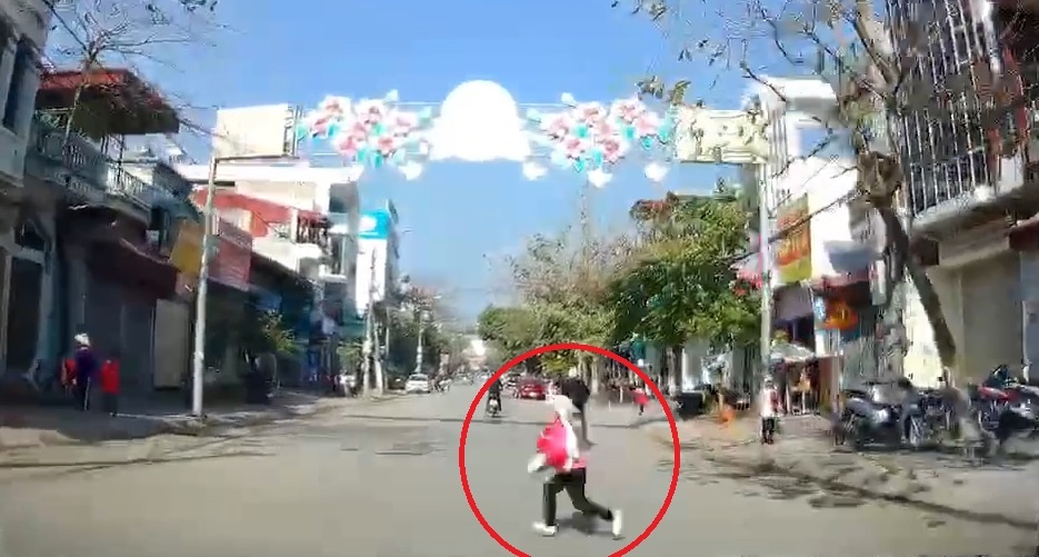 Tai xe danh lai cuu be gai dot ngot lao sang duong hinh anh