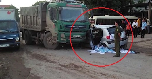 Oto con bep dum sau cu tong truc dien xe tai hinh anh