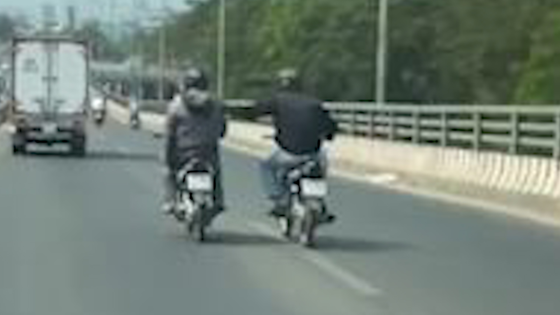 2 nguoi di xe may khoac vai nhau chay tren lan oto hinh anh