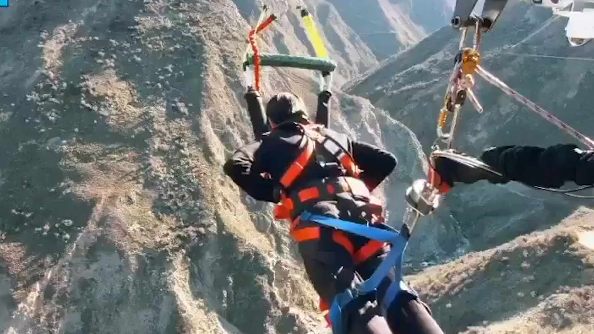 Phan ung cua V (BTS) khi nhay bungee trong Bon Voyage SS4 hinh anh