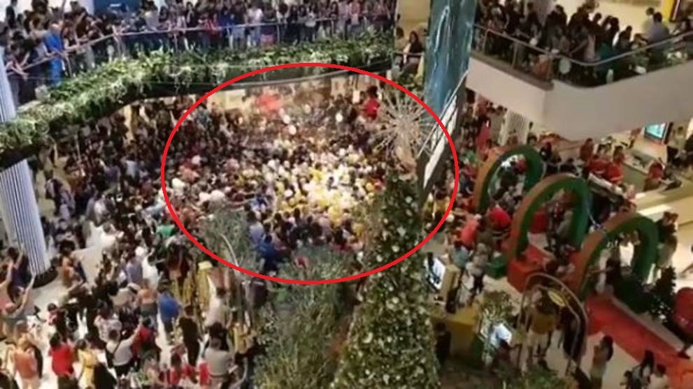 Hang tram nguoi chen lan gianh qua hinh anh