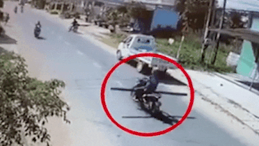 Xe may cho thanh sat dai quet nga xe khac hinh anh