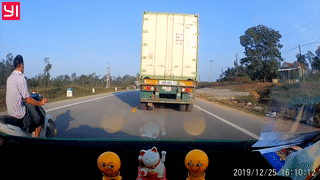 Xe may lan lan, lang lach vuot len tren container hinh anh