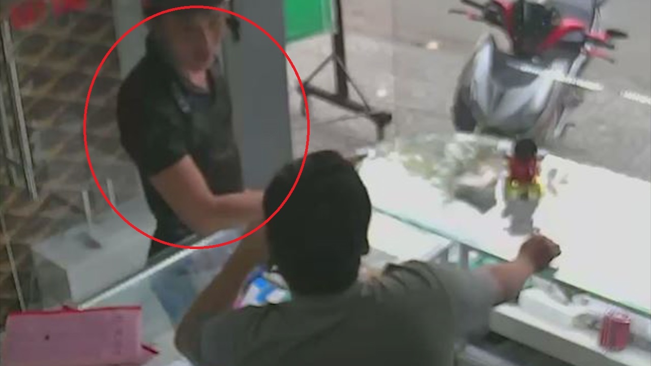 Ke gian trom dien thoai truoc mat chu tiem hinh anh