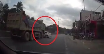 Oto con bi xe tai dam xoay ngang giua duong hinh anh