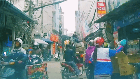 Xe may xuc do xuong duong khi co leo len thung xe tai hinh anh