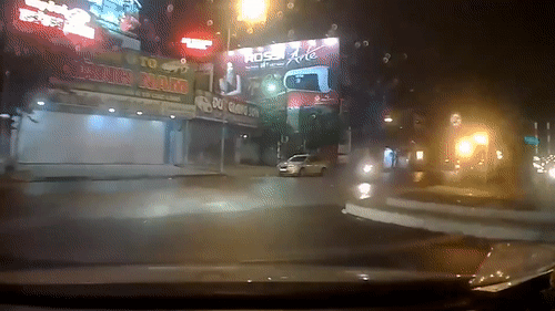 Xe may phanh gap nga nhao suyt dam vao oto hinh anh