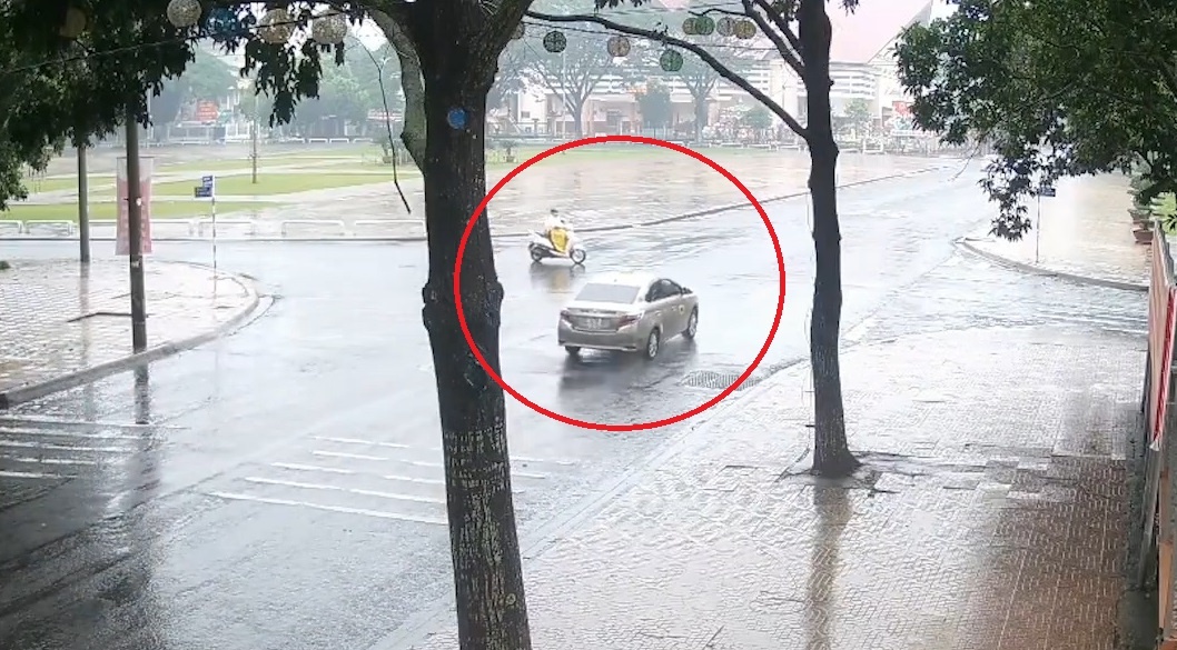 Qua nga tu khong giam toc, oto dam vang xe may hinh anh