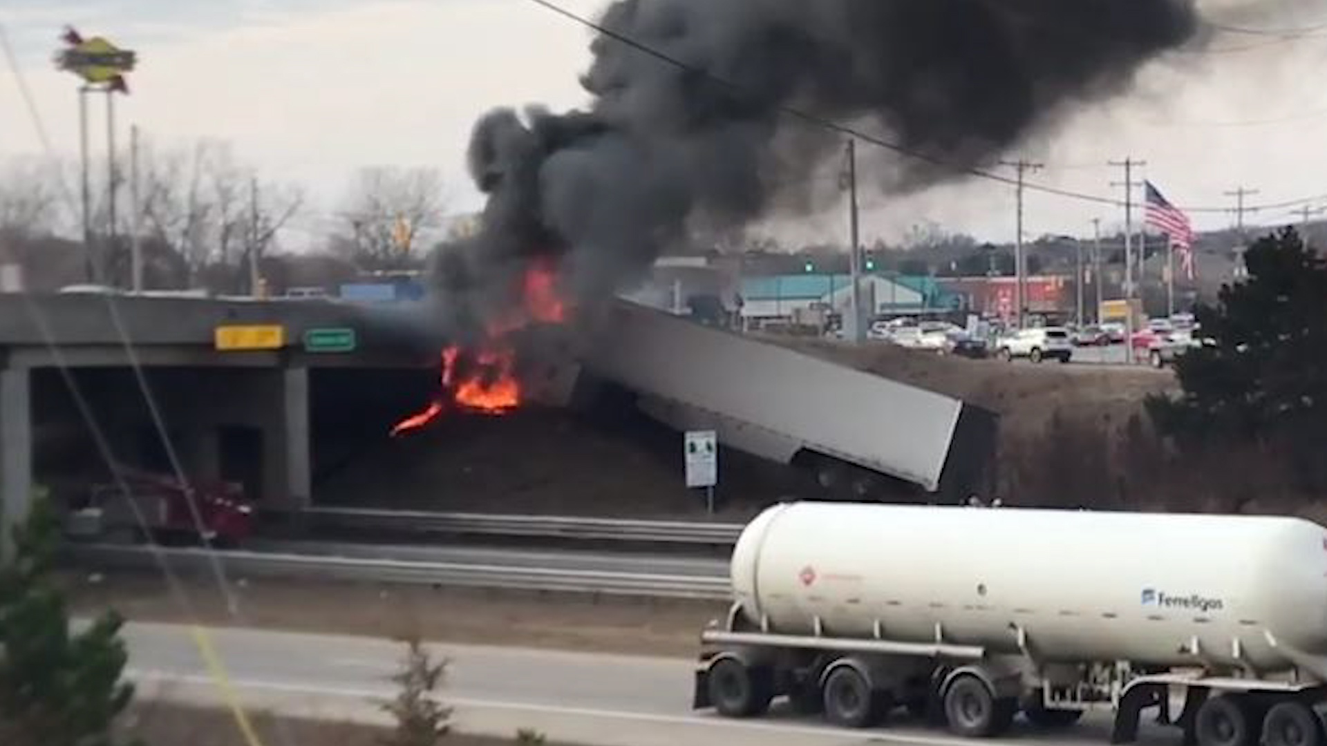 Xe container dam vao cau vuot roi boc chay du doi hinh anh
